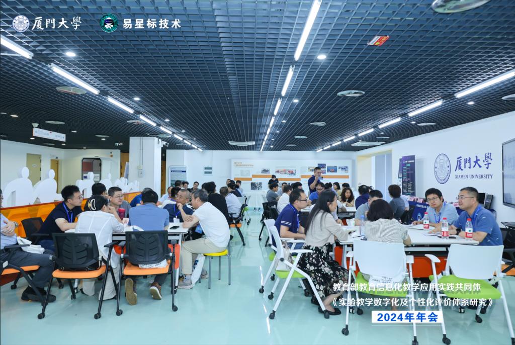 图片包含 室内, 天花板, 桌子, 飞机场描述已自动生成