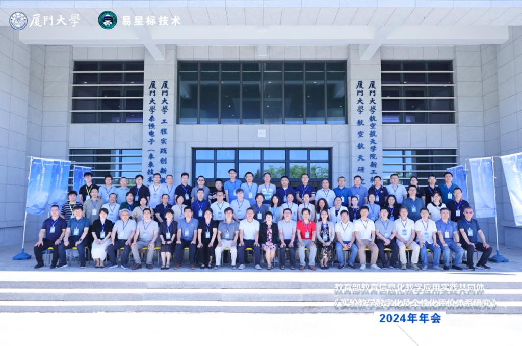 建筑前的广场上有许多人中度可信度描述已自动生成